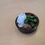 厚切りとんかつ よし平 - お漬物の取り分け〜