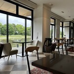 ミュージアム カフェ マルク - 広々とした優雅な店内