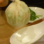 鼎泰豊 - 極薄で透明感がある皮の中にたっぷりな餡