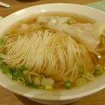 鼎泰豊 - 海老と豚肉入りワンタン麺