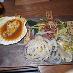 ととけむり - おばんざい八寸盛り合わせ　　　２人で一皿ですよね？と思ったらこれで1人分
