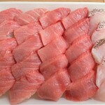 漁港食堂 - 左 大トロ　真ん中 中トロ　鯛湯引き