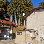 手打ち らーめん 響 - 右側のプレハブが店舗です！！手作り感100％！！