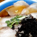 麺工房善 - バラ肉が4枚とモモ肉が1枚、そして刻みチャーシューがレンゲで一杯程度‥