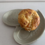 ブランジュリー パリの空の下 - こちらは友人からいただいたブリオッシュオランジュ。ふでかブリオッシュと違ってふわふわ、オレンジの香り高くあっという間に平らげてしまった。