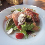 ピッツェリア トニーノ - 生ハムとマッシュルームのサラダ