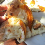 ピッツェリア トニーノ - どんどん食べ進みます