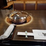 しゃぶ禅 - しゃぶしゃぶ鍋とおしぼり、箸、紙の口拭きです。