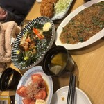 大金星総本店 - 冷やしトマト、大人の麻婆春雨チョレギサラダ、お通しのとろろ汁、グラタンコロッケ