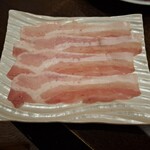 しゃぶ禅 - 山形豚バラ肉のしゃぶしゃぶ肉・1皿目です。
