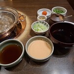 しゃぶ禅 - しゃぶしゃぶのたれのポン酢、ごまだれ、そばつゆと薬味です。