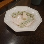 しゃぶ禅 - しゃぶしゃぶのスープで調理前のきしめんと、餅です。