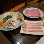 しゃぶ禅 - しゃぶしゃぶの野菜、山形牛A5リブロースのしゃぶしゃぶ肉、山形豚バラ肉のしゃぶしゃぶ肉です。