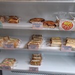 KUWAE BAKERS - 店内のパン