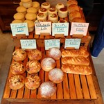 KUWAE BAKERS - 店内のパン
