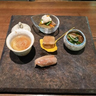 朔 - 料理写真:しいたけ、こんにゃく、まこも茸、里芋、サツマイモ、インゲン、むかご、柿に自然薯、味噌 ◆ほうれん草、もやき、ねぎ、なめこ吉野仕立て 、アヒルしょうがとレモン仕立て 、あまごにぎり