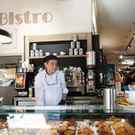 Bistro Ave - 店主らしき方の左に・・