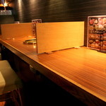 焼肉食べ放題 王道+ - １～２人向けのカウンターの他、テーブル席もあります。