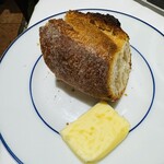 シェ・イノ - バターにお塩が練り込んであり　パンも美味しくすすみます！