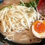 豚骨ラーメン 銀水 - 麺と煮卵