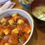 四季味 - いつも綺麗なバラ丼