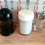 豚骨ラーメン 銀水 - 卓上のアイテム
