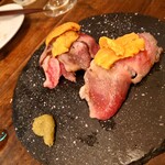 ニクバル・プロベッチョ - 肉寿司2巻　ウニトッピング