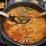 牛愛 - かなり大きめのブロック肉が3ヶ入ってました。レンゲで崩れるくらい、ホロホロに煮込まれてました。