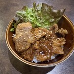 牛愛 - コチラは、サイドメニューの「牛カルビ丼」。