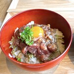 牡蠣と肉 宴 - ニンニク醤油の和牛ユッケ丼