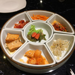 韓国料理 宮 - サムギョプサルランチコース:キムチ盛り合わせ