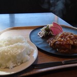 たてしな湖畔エプロンマーク - スイートジンジャーポーク ライス大盛り