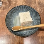 豆腐room Dy's - お豆腐本来の素朴な味を引き出すために、お塩がほんのり乗っています。
