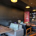 葡萄酒場 TWO SPOON - 店内（奥にあるソファ席はゆったり）