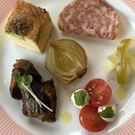 FELICE - 時計回りにサラミ、ピクルス、カプレーゼ、冷製茄子のトマト煮、フリッタータ、玉ねぎのグリル
