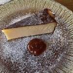 FELICE - チーズケーキ、青森県産のアプリコットジャムが添えられています