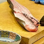 すし専門ストア 大門 かど平 - 地魚(小判鮫)の半身。はじめて見ました。