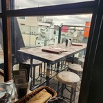 ザ・ルーフトップ・ブッチャー シカゴピザ ＆ ビア - テラス席に一番近い店内の席