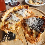 ザ・ルーフトップ・ブッチャー シカゴピザ ＆ ビア - チーズが流れ出す