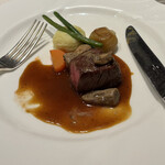 メインダイニングルーム 三笠 - ミディアムレアの絶妙な焼き加減