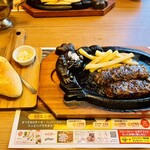 ブロンコビリー - 料理写真:オーダーから10分程で提供。鉄板はジュージューで服に肉の焼けた匂いが付いてしまうのは致し方無し。