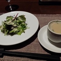 北新地 福多亭 The Ukai - ハンバーグランチのサラダと牛骨スープ