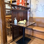 食煅 もみじ - 内観　カエルがお昼寝中