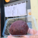行森商店 - 手作りおはぎ(税込170円)
小豆(品種:北海道産大納言)と餅米(広島県産100%)で手作りされており、微かに粒を残した小豆の優しい甘みともっちりとしつつも粒を感じる餅とマッチしています