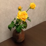 瀬戸内味覚処 芸州 本店 - テーブル横のお花です。