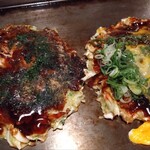 お好み焼 きじ - いか玉980円、もちトッピング120円（左）スジ玉1200円（右）