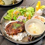 ハカノウエカフェ Ange - 柔らかとろける煮込みデミグラスハンバーグ  
1,350円