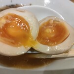 らぁ麺 鷹の羽 - 味玉　半熟で美味しい♥