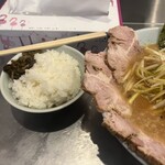 ラーメンショップ - 半ライスを添えて