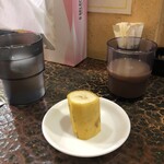 ロッダグループ - オマケは水、ミルクティー、バナナが付きました